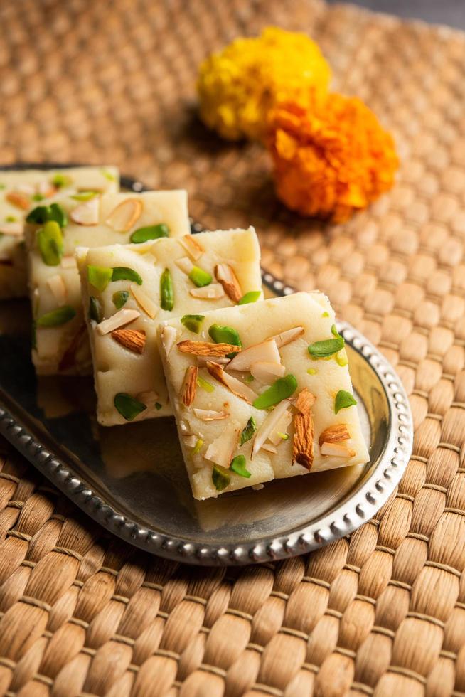 milchpulver barfi auch bekannt als mava burfi, weißes khoya burfi oder barfee, indisches süßes essen foto