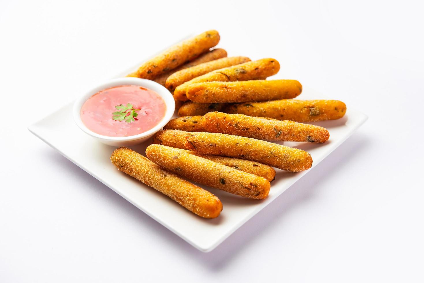 knusprige Rava-Aloo-Finger oder frittierte Fingersticks aus Kartoffelgrieß, serviert mit Ketchup foto