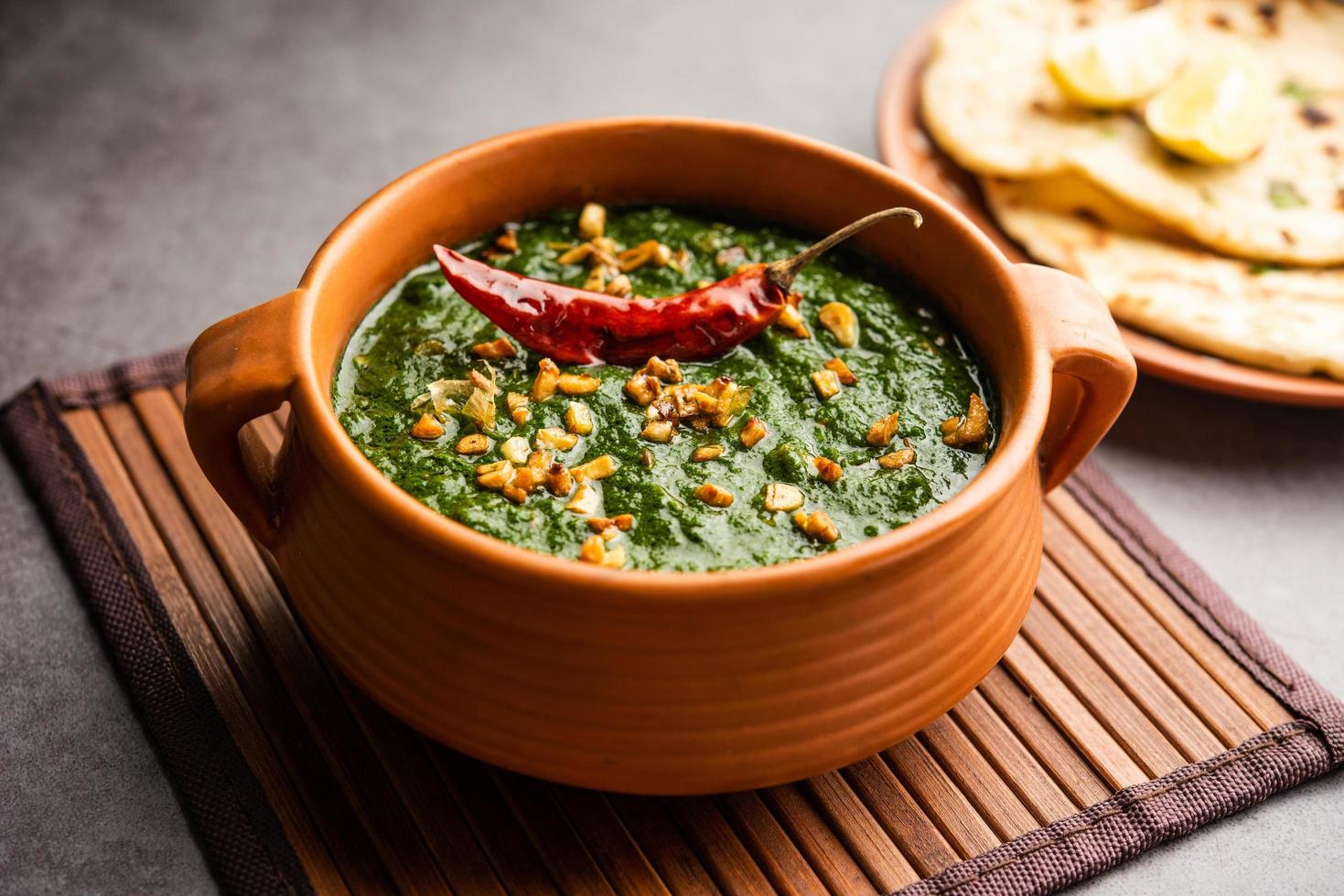Lasooni-Palak-Rezept oder Knoblauch-Spinat-Curry nach Dhaba-Art, indisches Hauptgericht, serviert mit Naan foto