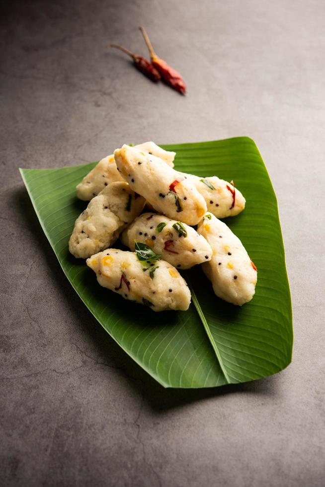 kozhukatta pidi ist ein gedämpftes Snack-Food aus Kerala-Reismehl mit Fingerabdrücken foto