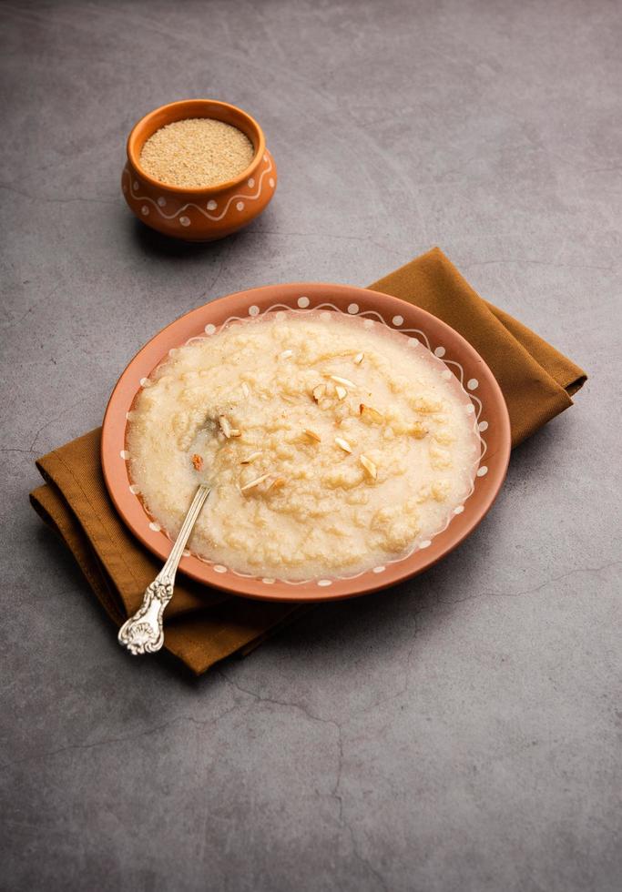 khas khas ka halwa, auch Post Halva oder Sheera oder Sooji genannt, hergestellt aus Mohn, Ghee und Zucker foto