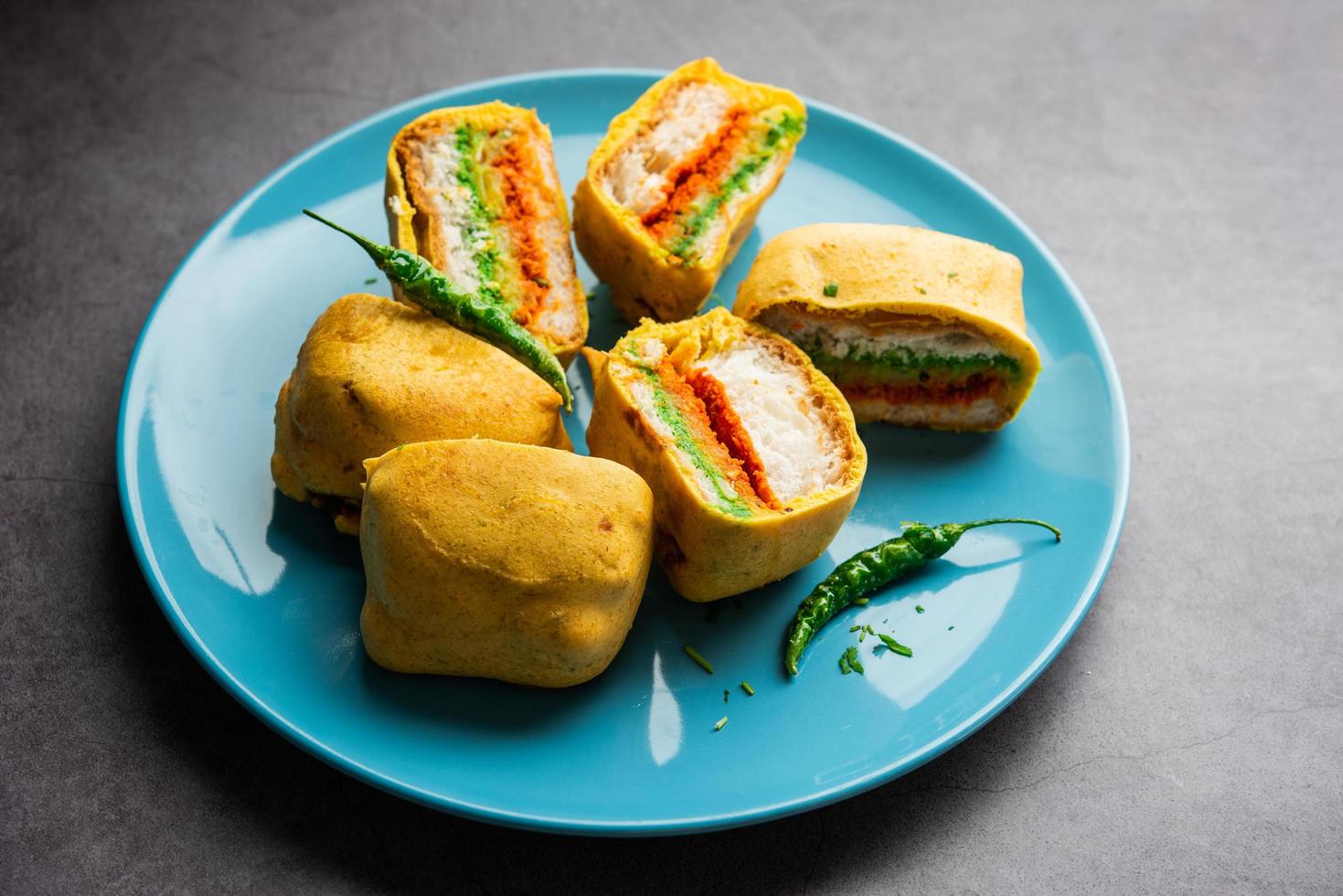 Ulta Vada Pav wird mit einem würzigen, mit Kartoffeln gefüllten Brötchen zubereitet foto