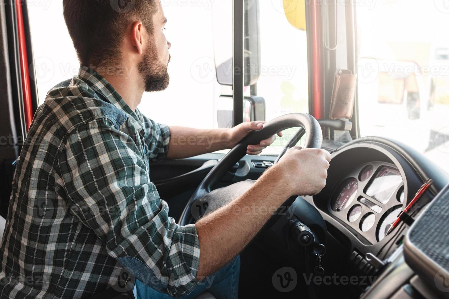 Männlicher Ingenieur Im Sicherheitshelm Und Reflektor-LKW Für Den  LKW-Antrieb Stockbild - Bild von draussen, marmor: 254816749