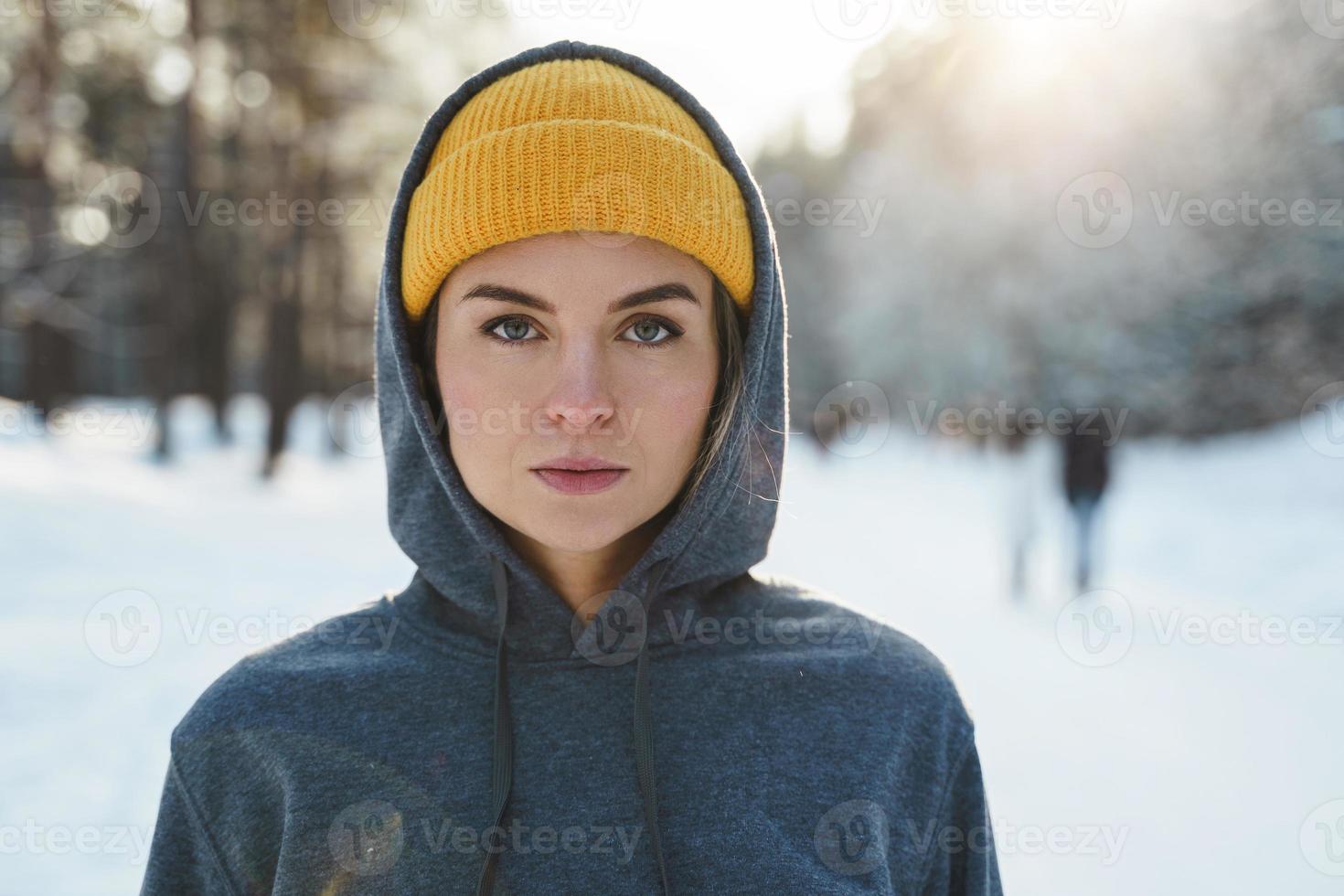 junge sportliche Frau in Sportbekleidung bereit für ein Wintertraining foto