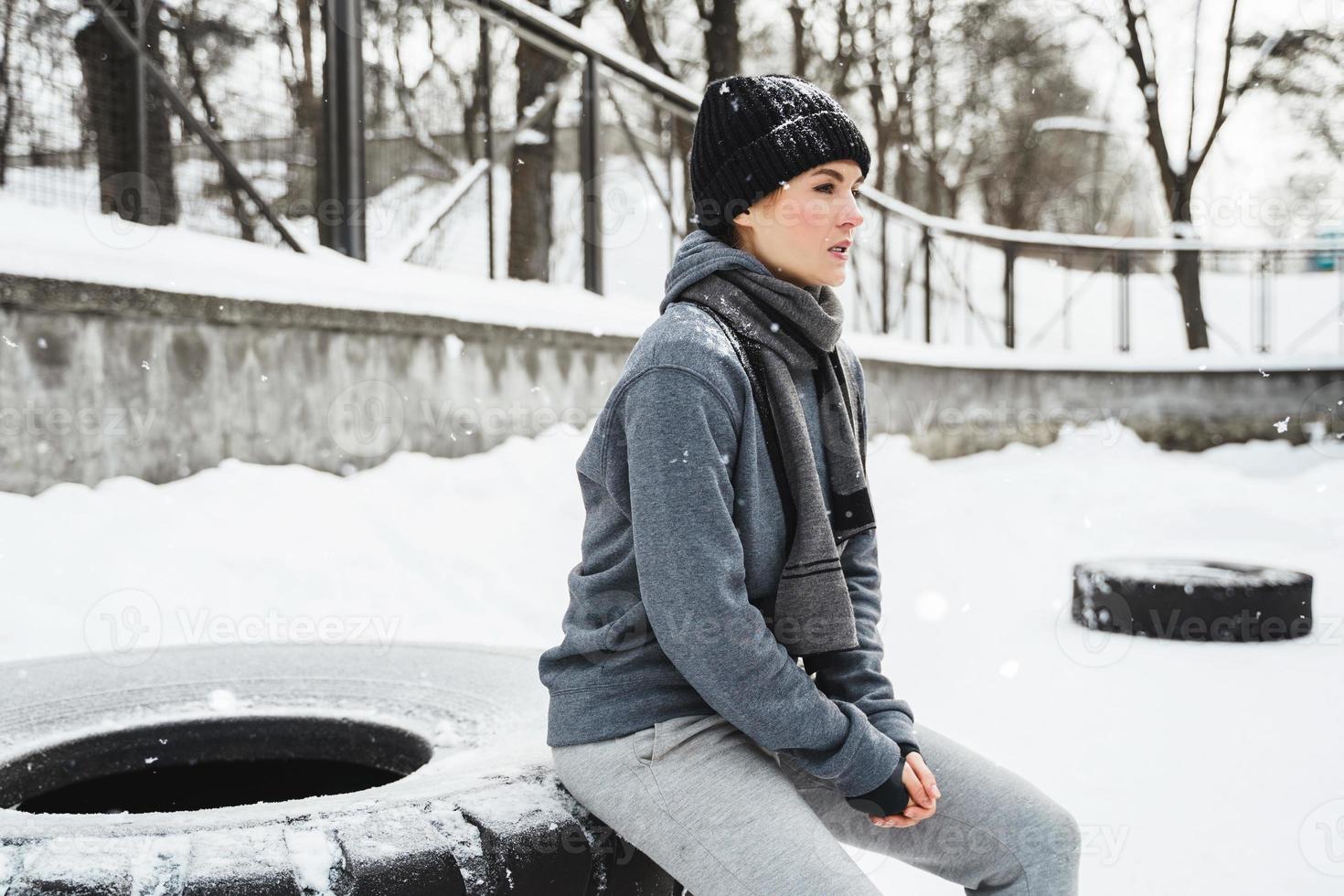 junge sportliche Frau während ihres Wintertrainings im Freien foto