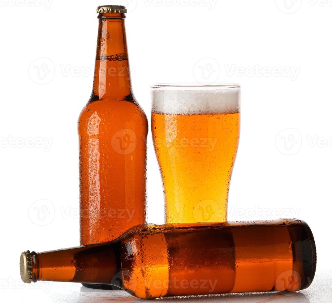 Flaschen und Glas Bier foto
