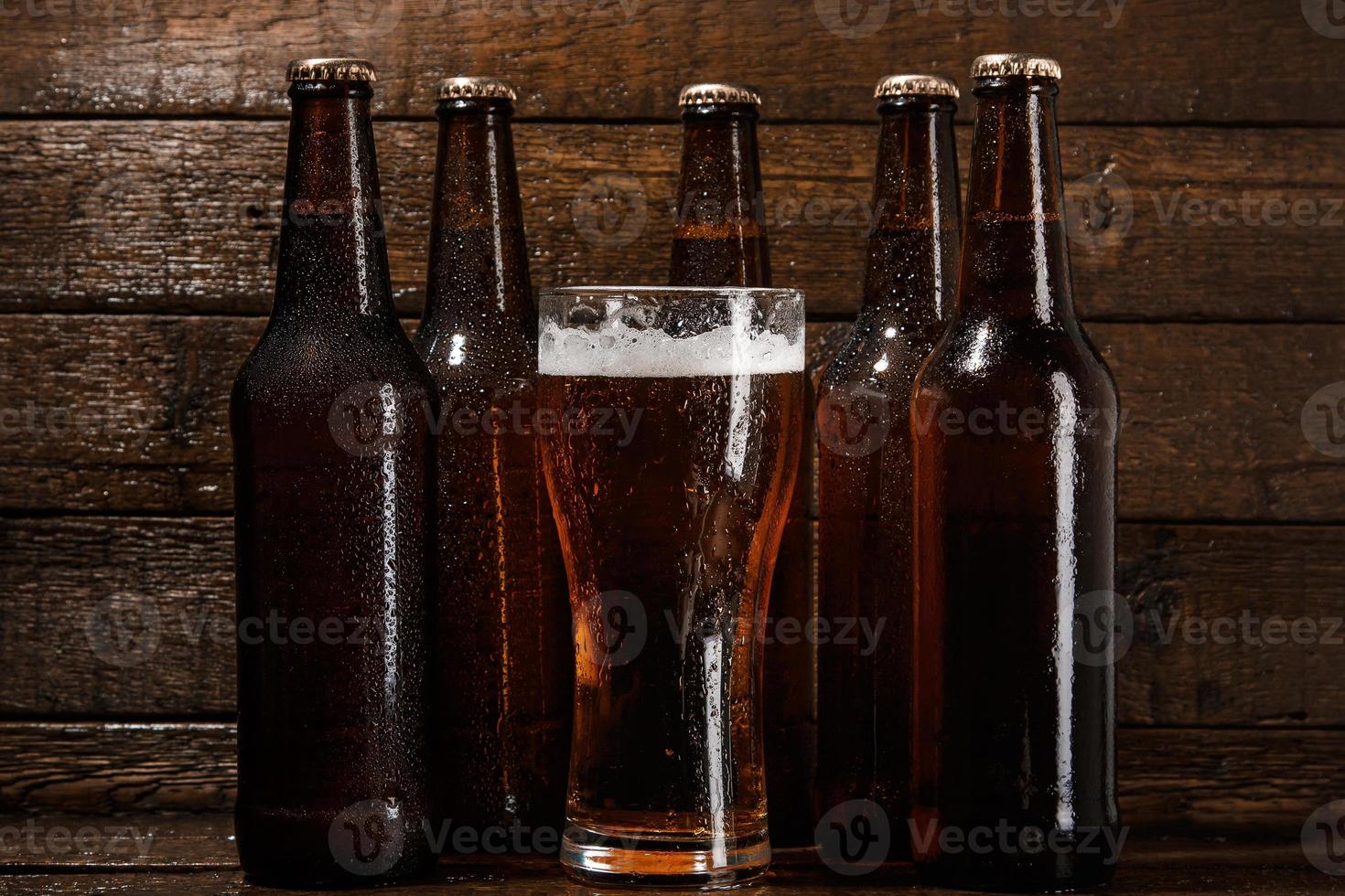 Flaschen und Glas Bier foto