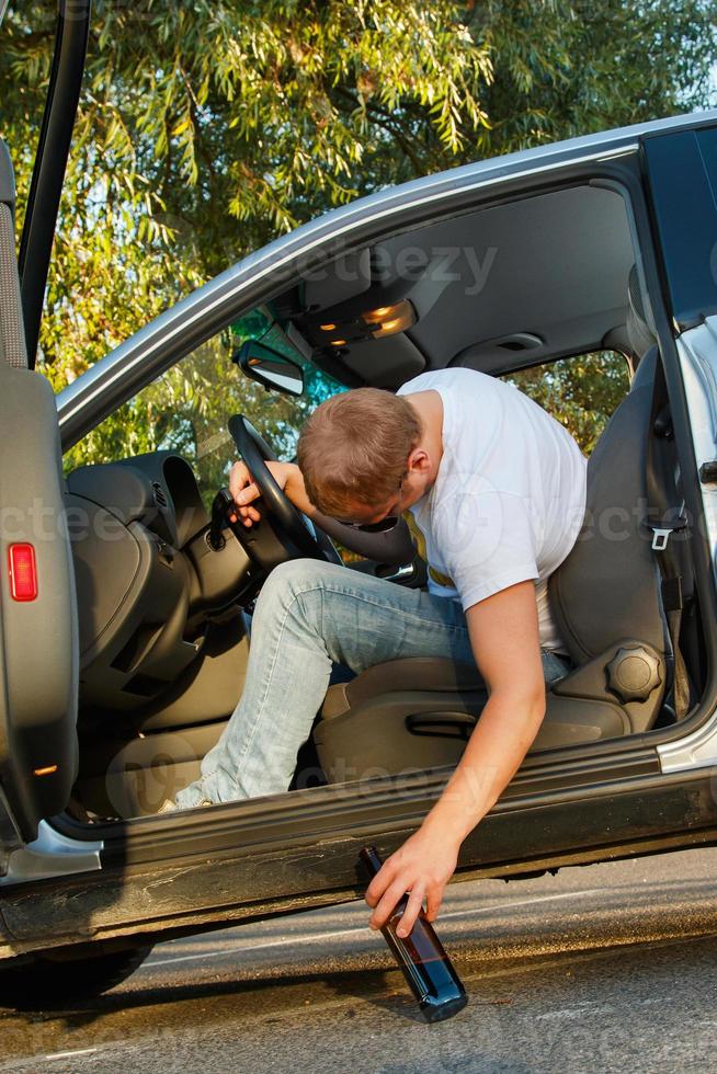 betrunkener Typ im Auto foto