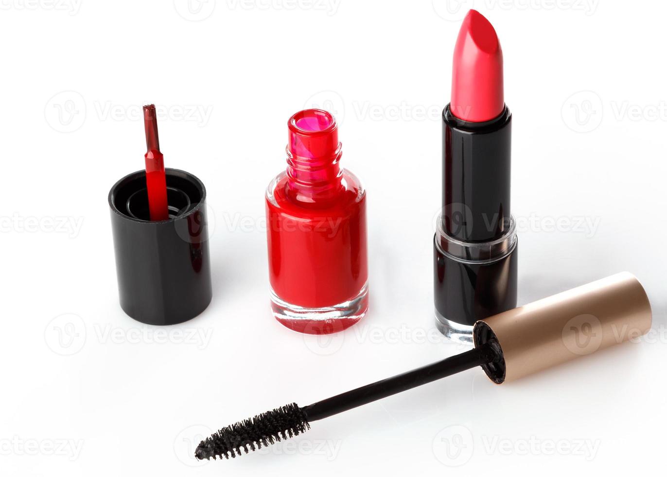 Wimperntusche, Nagellack und Lippenstift foto