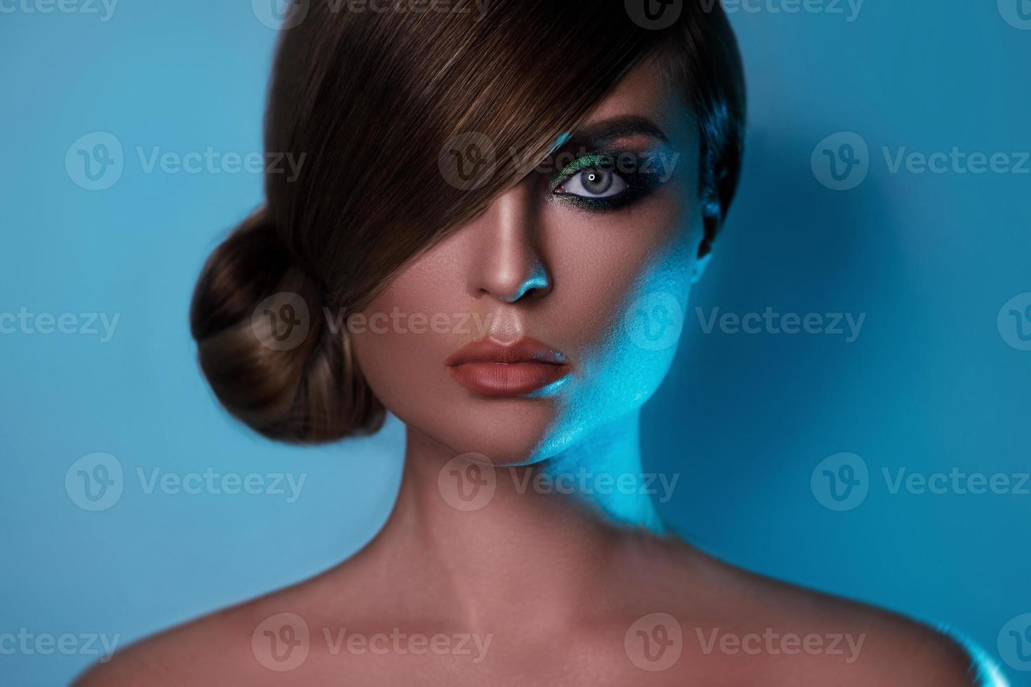 Modell in stilvollem Bild mit glatten Haaren, die ein Auge bedecken, und wunderschönen grünen Lidschatten auf einem anderen foto