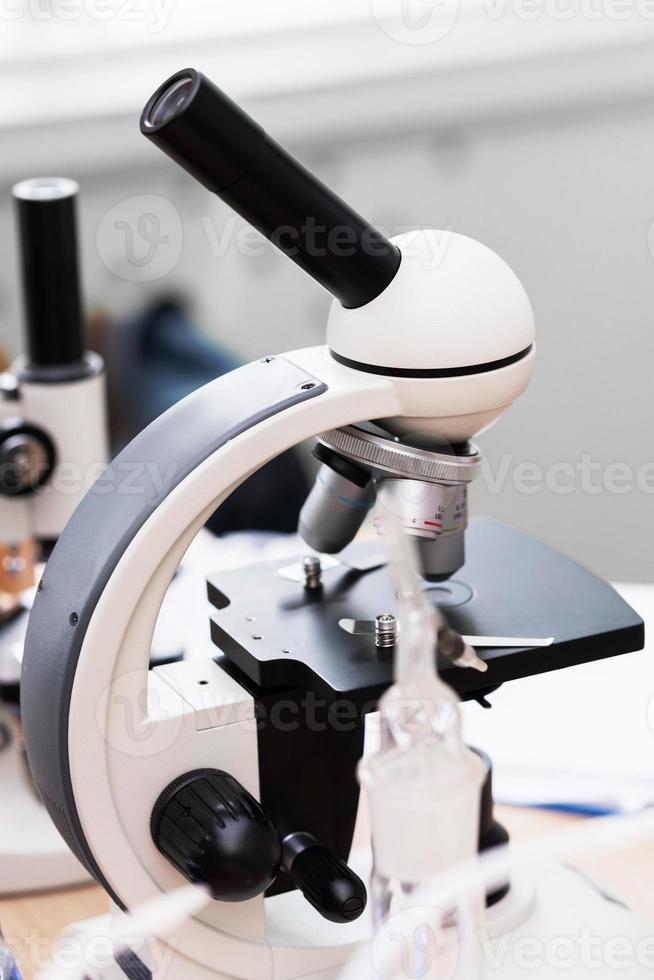Professionelles Mikroskop an einem Arbeitsplatz in einem Labor foto