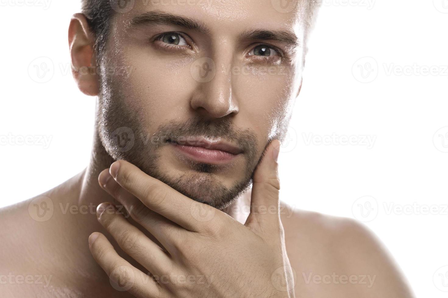 Porträt eines jungen gutaussehenden Mannes mit nassem Gesicht foto