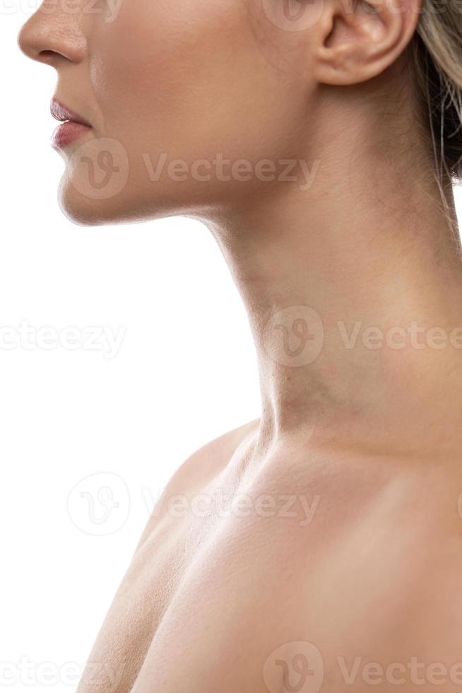Nahaufnahme des weiblichen Halses mit glatter Haut foto