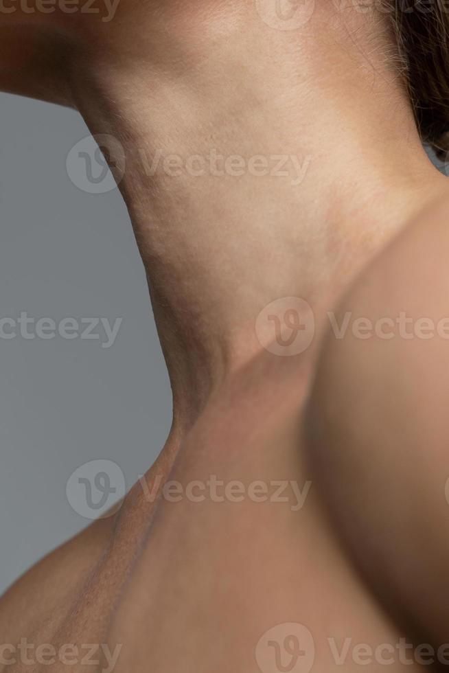 Nahaufnahme des weiblichen Halses mit weicher Haut foto