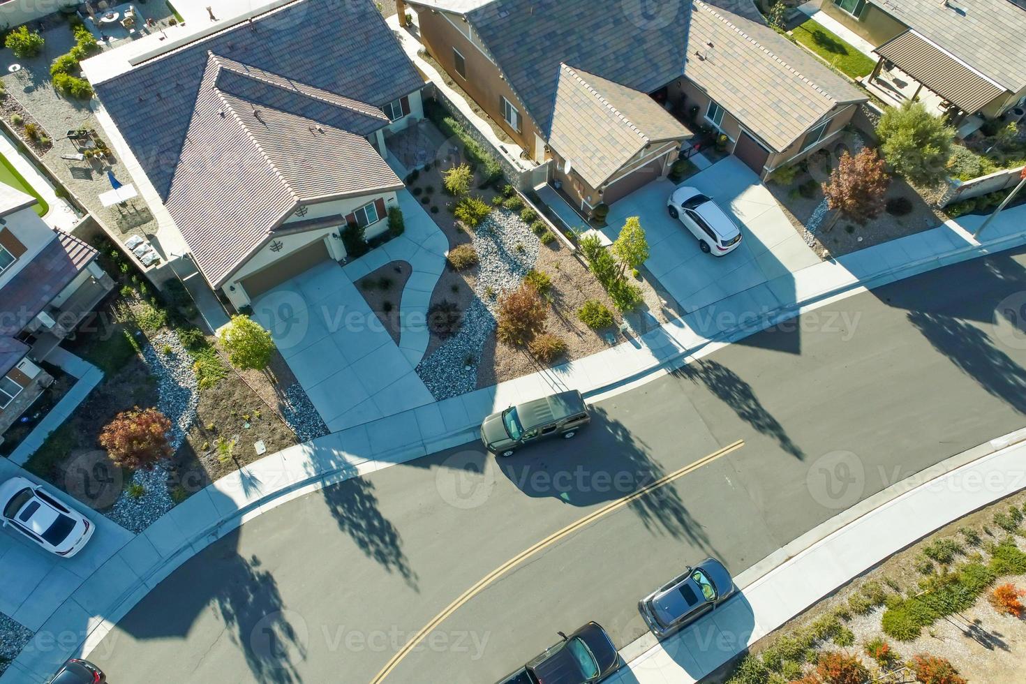Luftaufnahme der besiedelten Nachbarschaft von Häusern foto