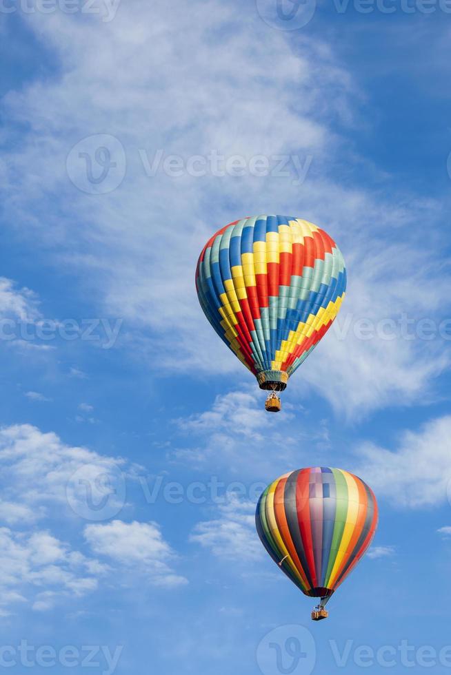 schöne Heißluftballons vor einem tiefblauen Himmel foto