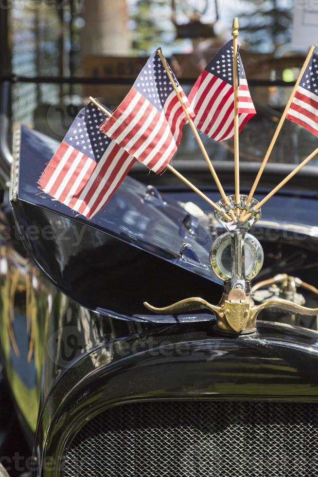 amerikanische Flaggen auf der Kühlerfigur des Oldtimers foto