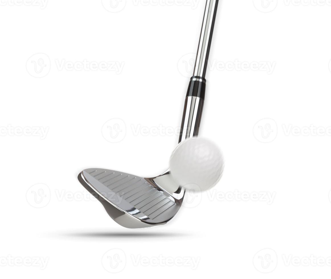 Chrom-Golfclub-Keileisen, das Golfball auf weißem Hintergrund schlägt foto