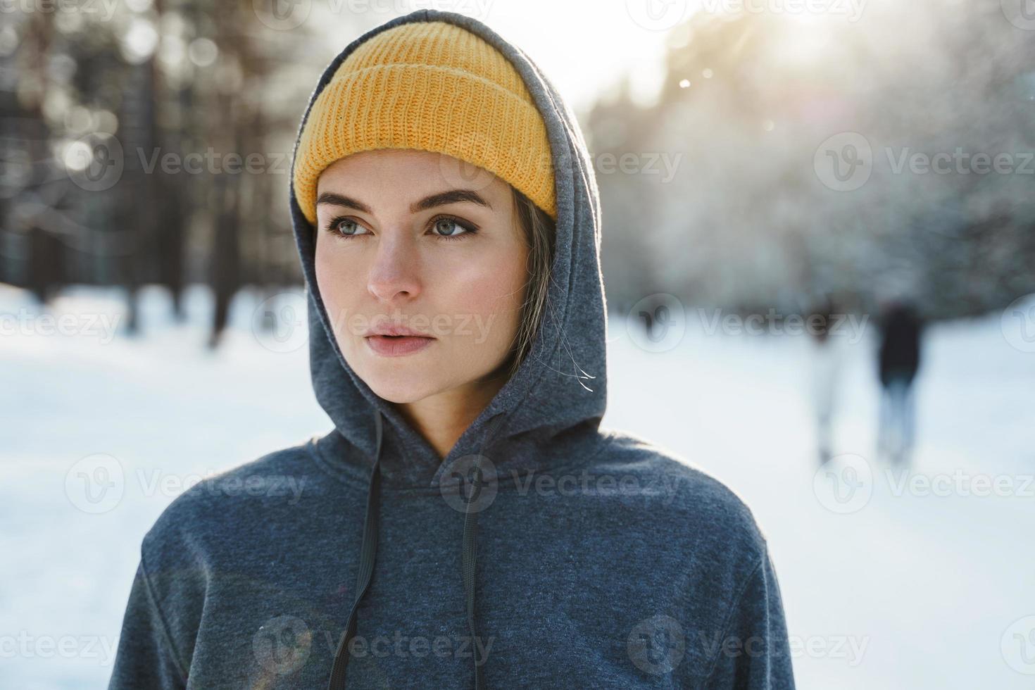 junge sportliche Frau in Sportbekleidung bereit für ein Wintertraining foto