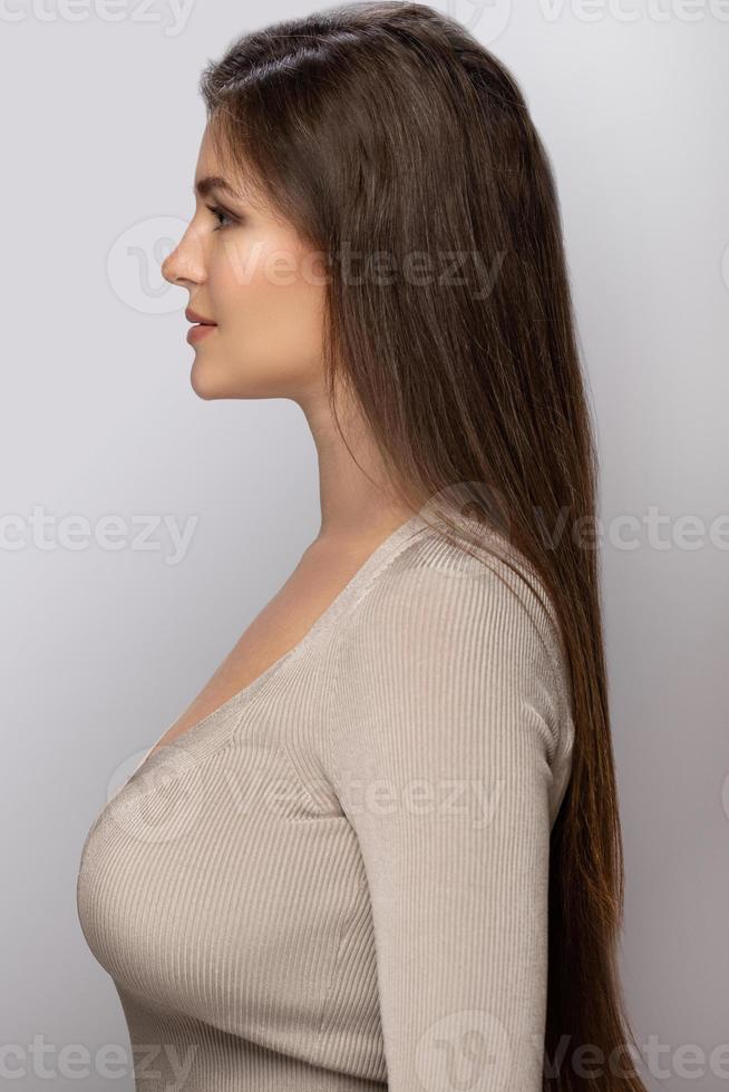 junge hübsche Frau mit einem schönen langen Haar foto