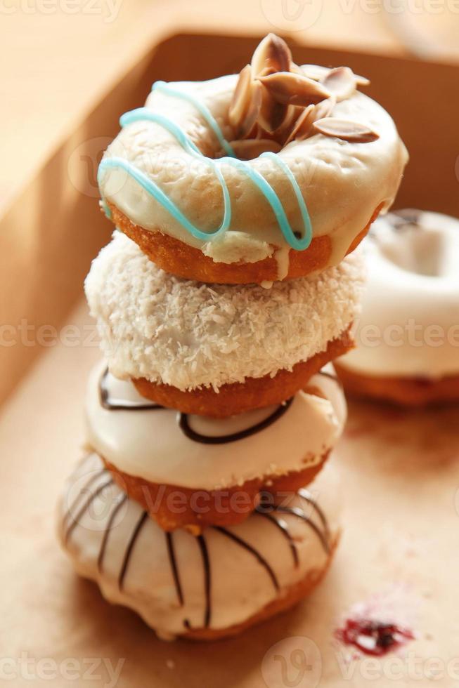 süße Donuts in verschiedenen Geschmacksrichtungen foto