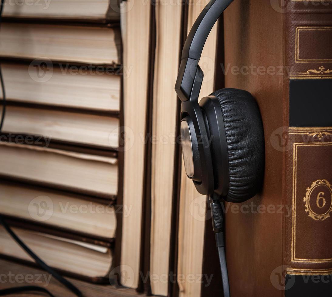 hörbuchkonzept mit buch und kopfhörern foto