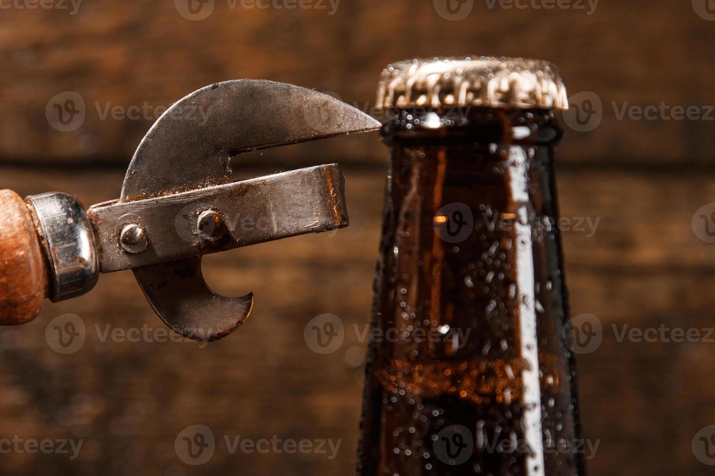 Flasche Bier und Vintage Öffner foto