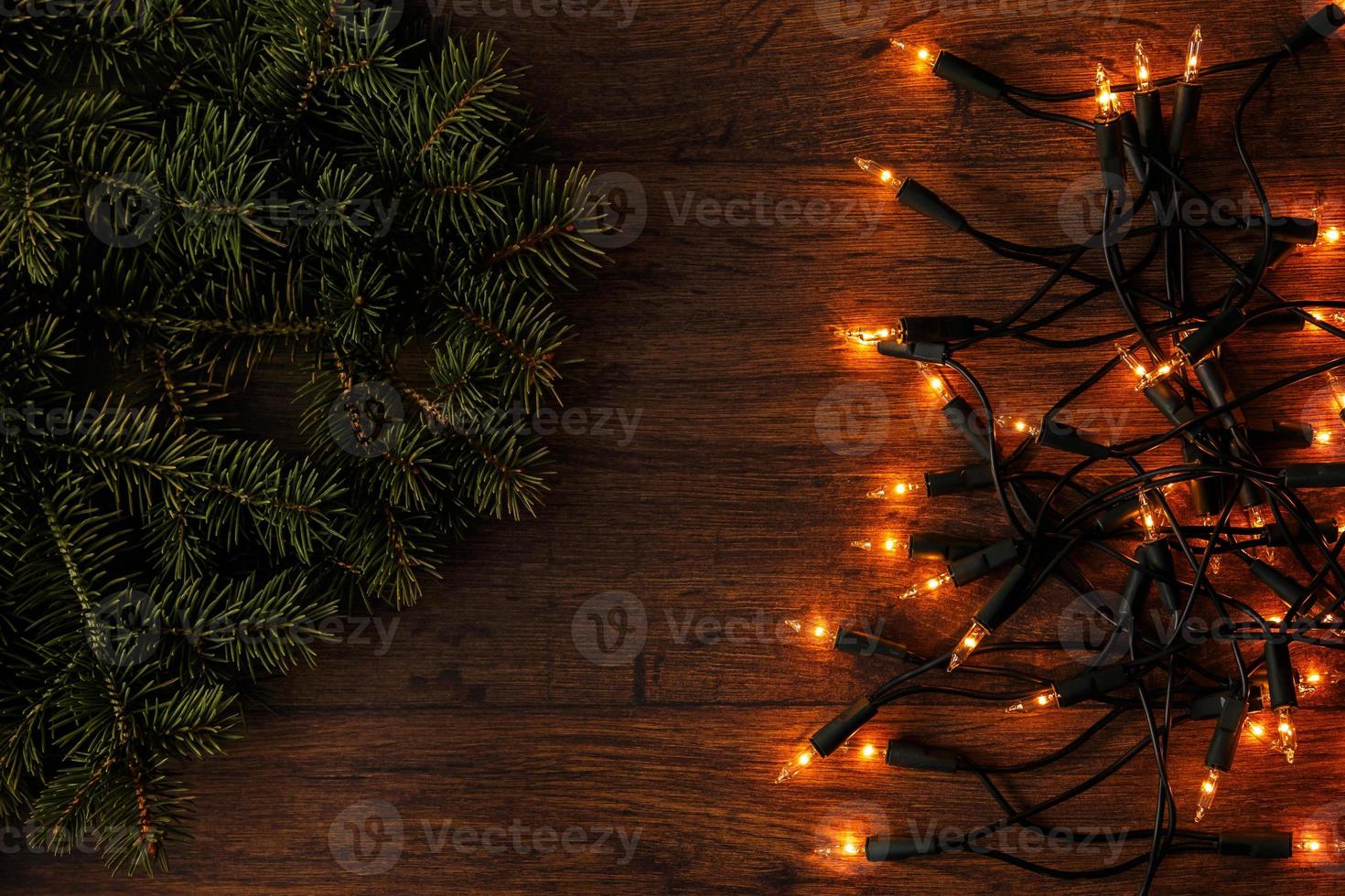 Weihnachtsbeleuchtung und Fichtenzweige foto