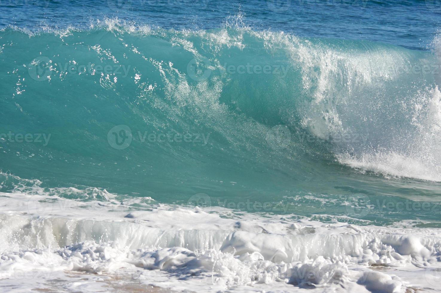 dramatische Shorebreak-Welle foto