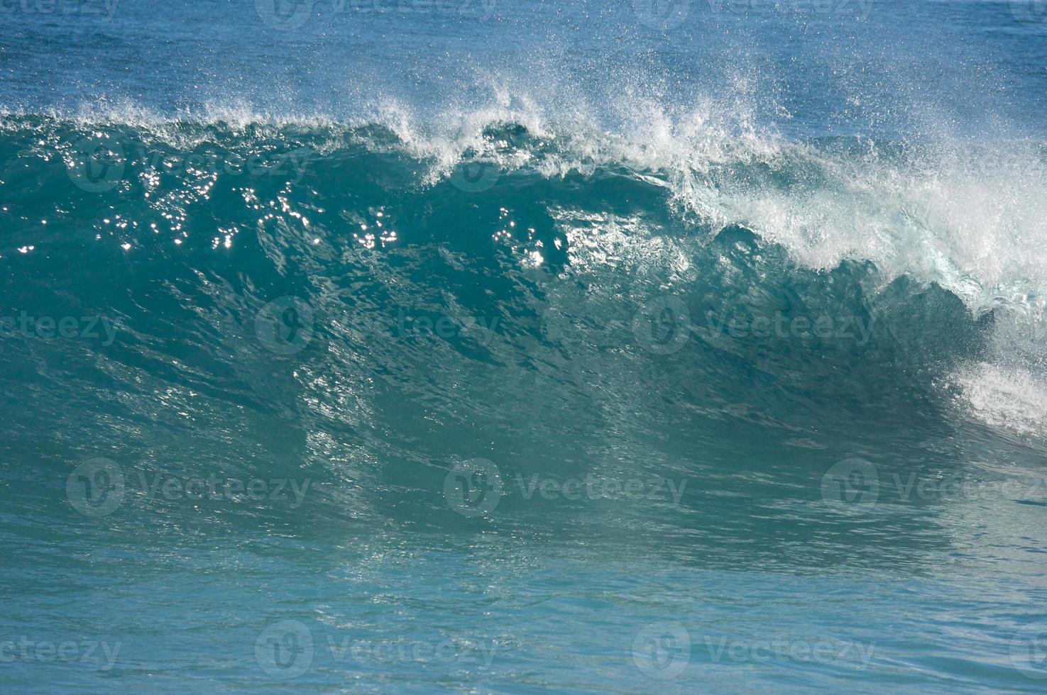 dramatische Shorebreak-Welle foto