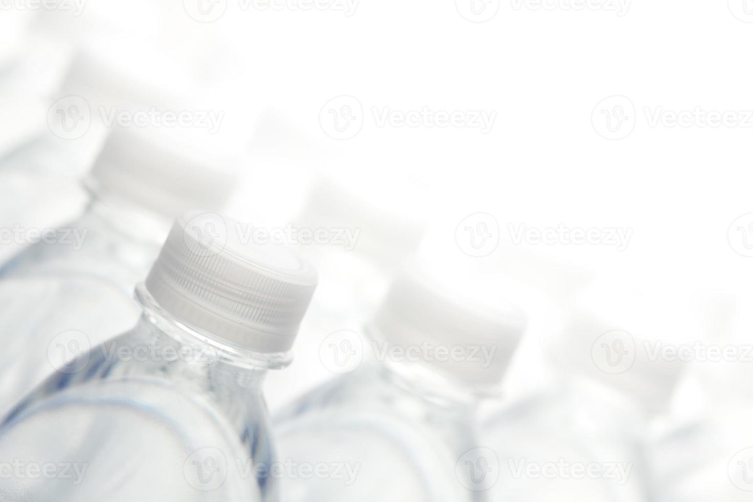 wasserflaschen abstrakt mit weißem kopienraum foto