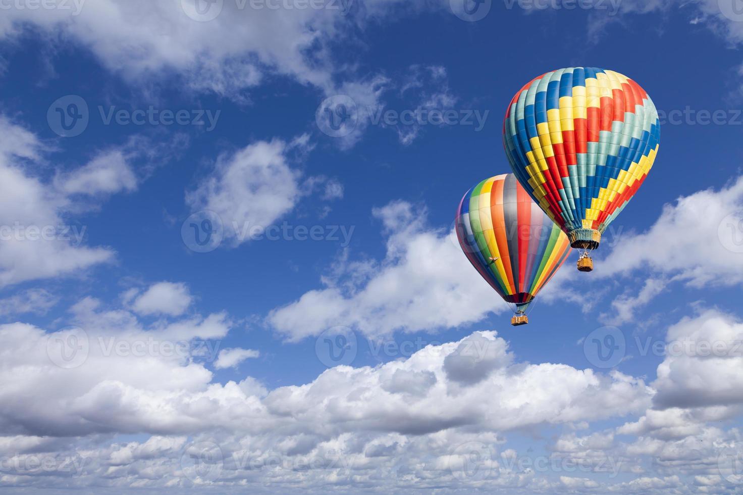 Heißluftballons am wunderschönen blauen Himmel foto
