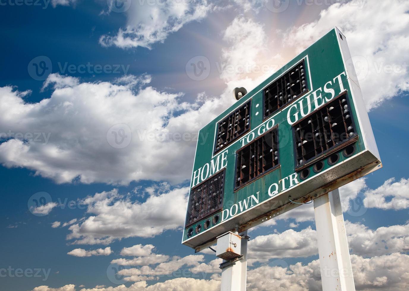 High-School-Anzeigetafel auf einem blauen Himmel foto