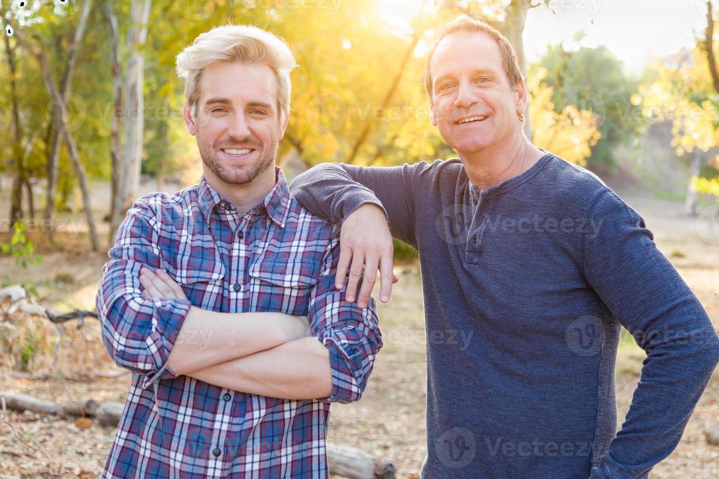 glückliches kaukasisches vater- und sohnporträt draußen foto