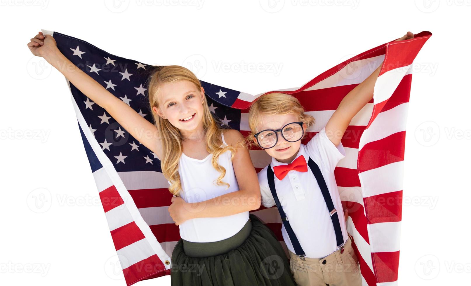 süßer junger cuacasischer Junge und Mädchen mit amerikanischer Flagge isoliert auf weißem Hintergrund foto