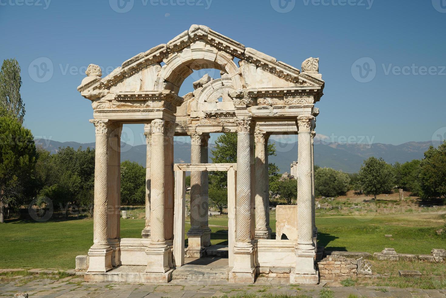 monumentales tor, tetrapylon in der antiken stadt aphrodisias in aydin, turkiye foto