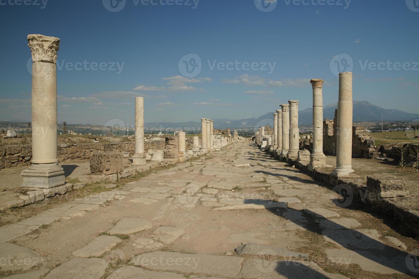 säulenstraße in laodicea auf der antiken stadt lycus in denizli, turkiye foto