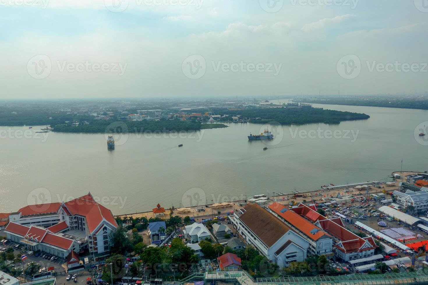 Die Landschaft der Flussmündung des Chao Phraya und die Landschaft der Stadt Samut Prakan sind die Tore zu den Meeren der thailändischen Handelsschiffe. foto