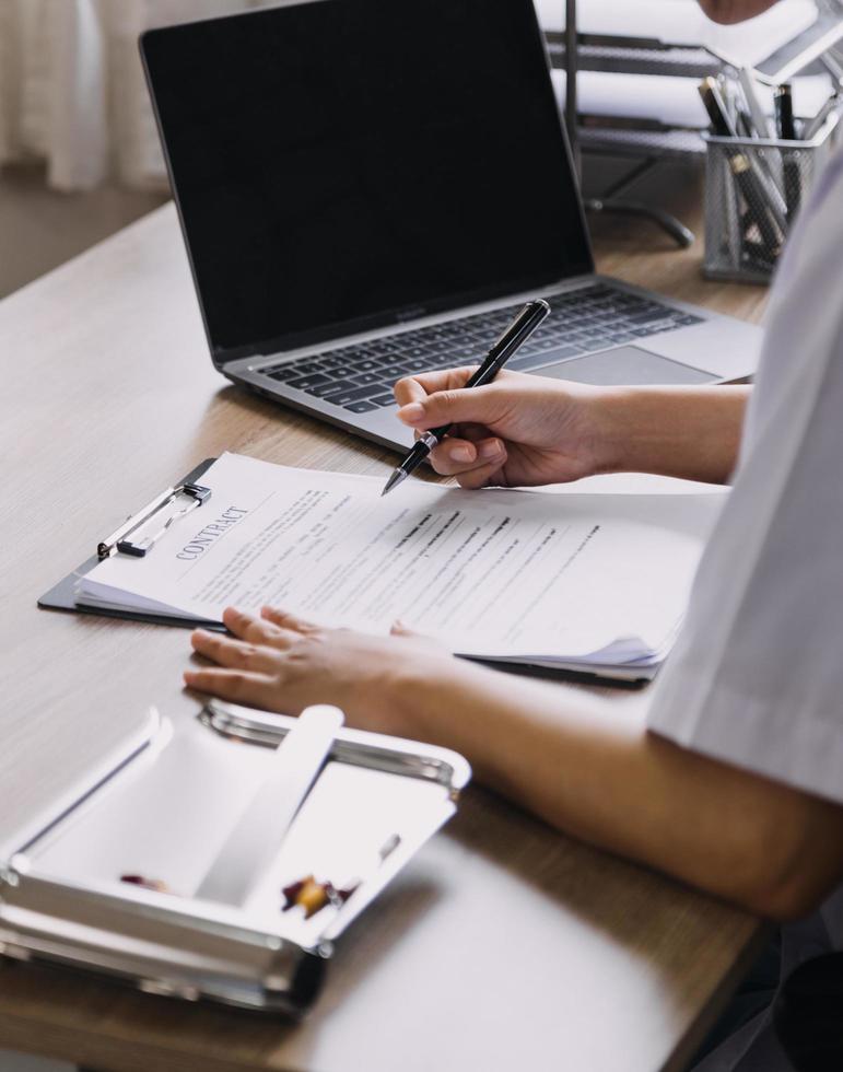 Homecare Pflegedienst und Kardiologie für ältere Menschen Gesundheitswesen. Nahaufnahme einer jungen hispanischen Ärztin, die während des Besuchs den Herzschlag eines reifen kaukasischen Mannes mit einem Stethoskop überprüft foto