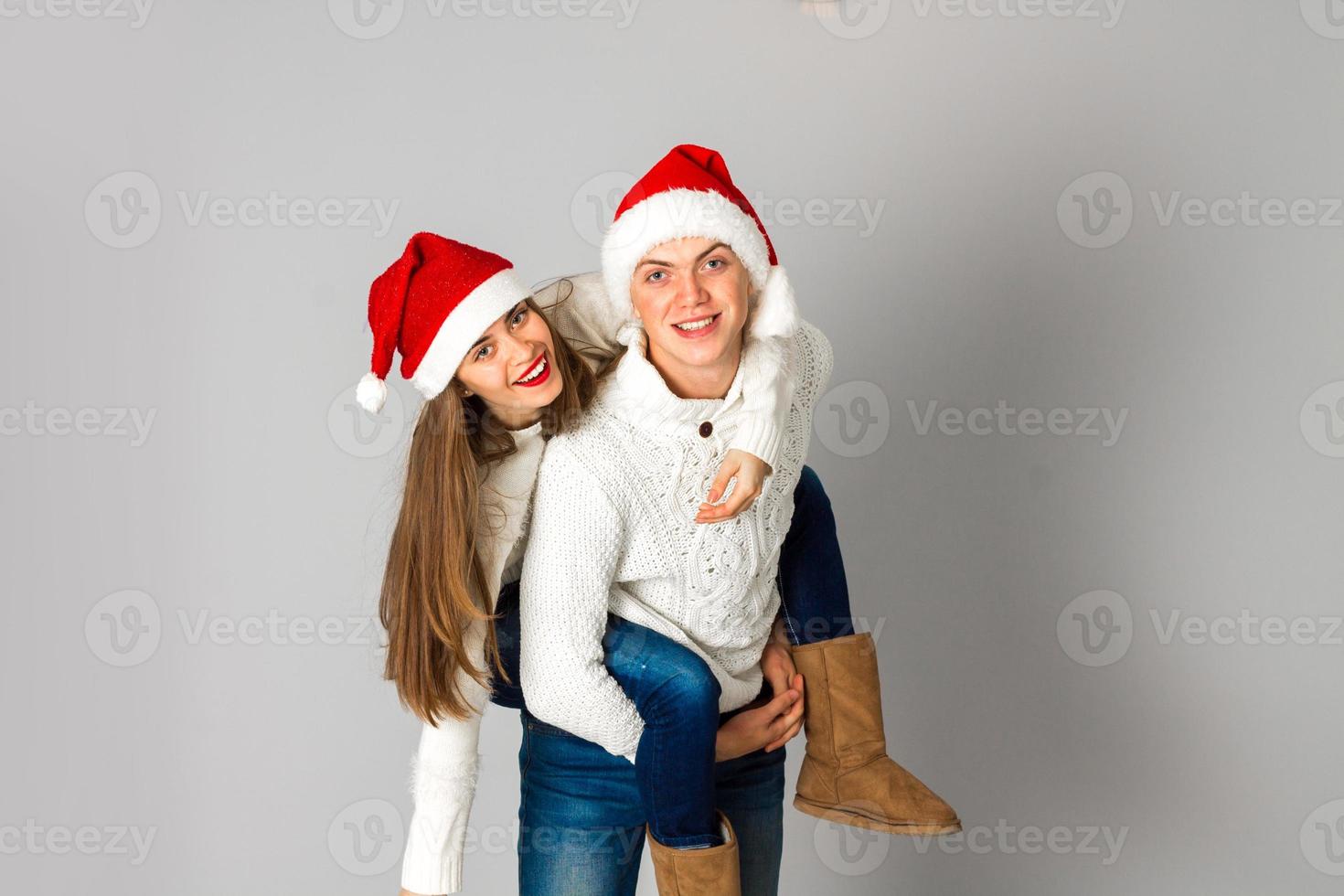 verliebtes paar feiert weihnachten in weihnachtsmütze foto