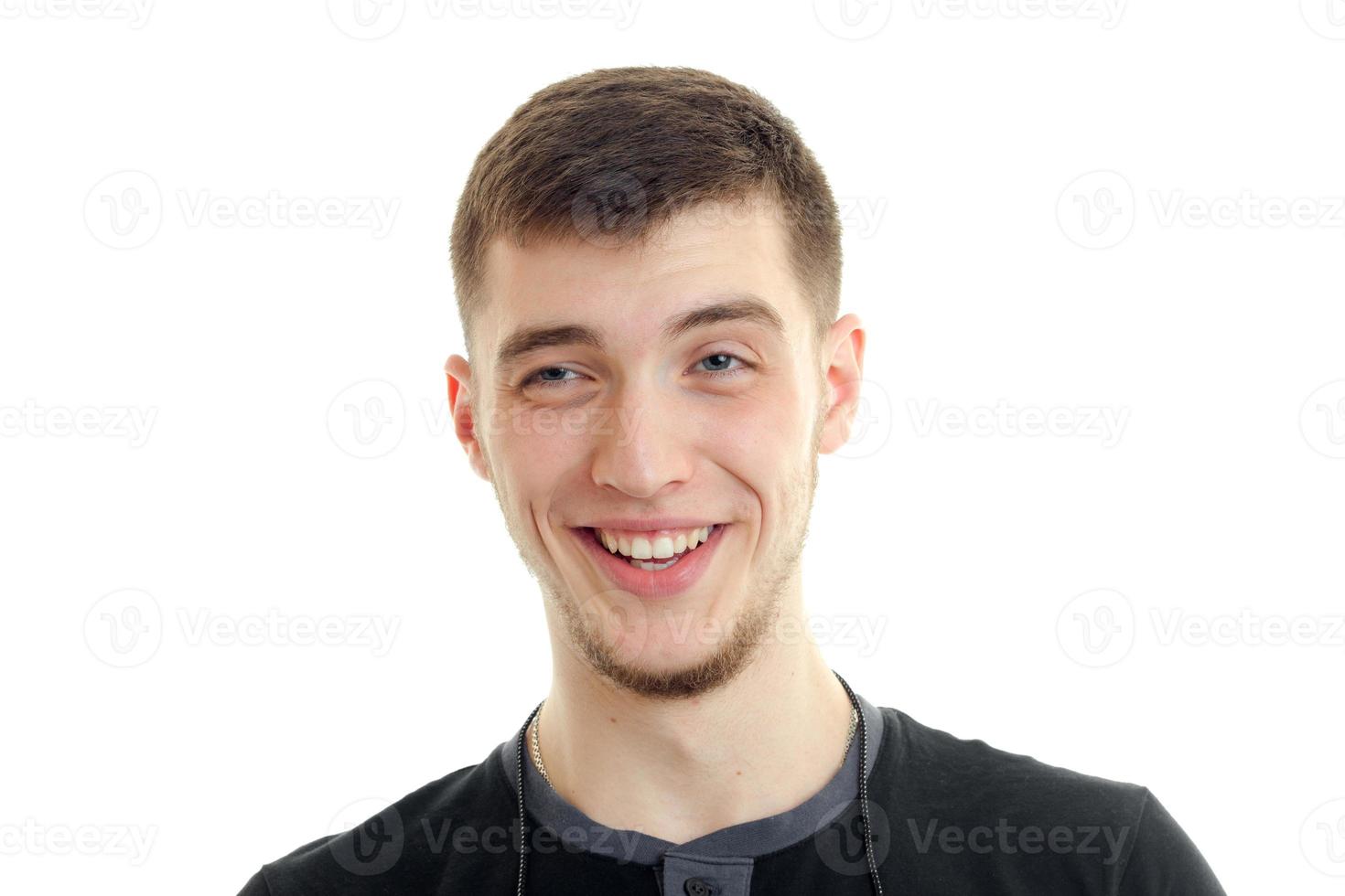 Porträt eines schönen, fröhlichen Mannes, der aus der Nähe lächelt foto