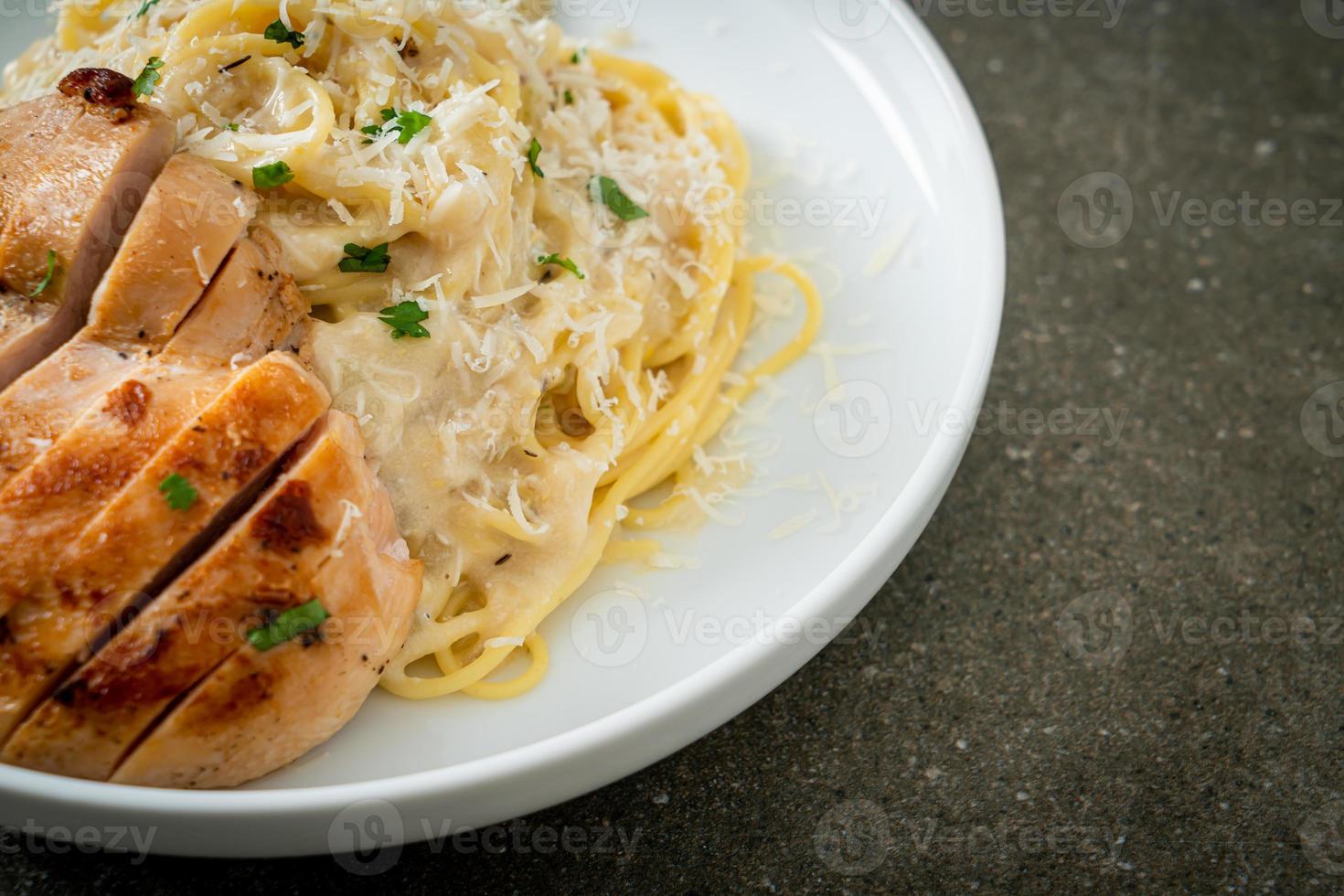 Spaghetti weiße Sahnesauce mit gegrilltem Hähnchen foto