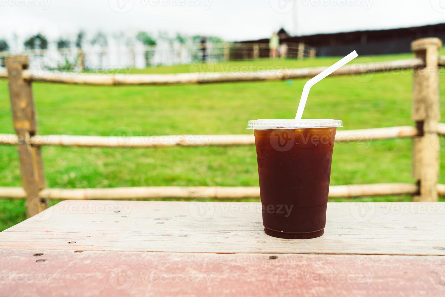 Americano-Kaffee auf Holztisch mit Bergblick im Hintergrund foto