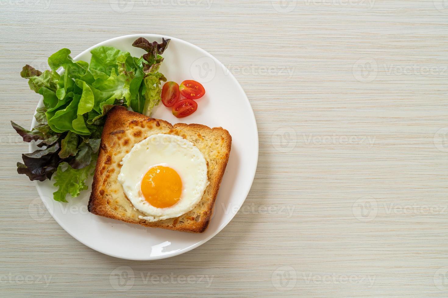 mit Käse und Spiegelei geröstetes Brot foto