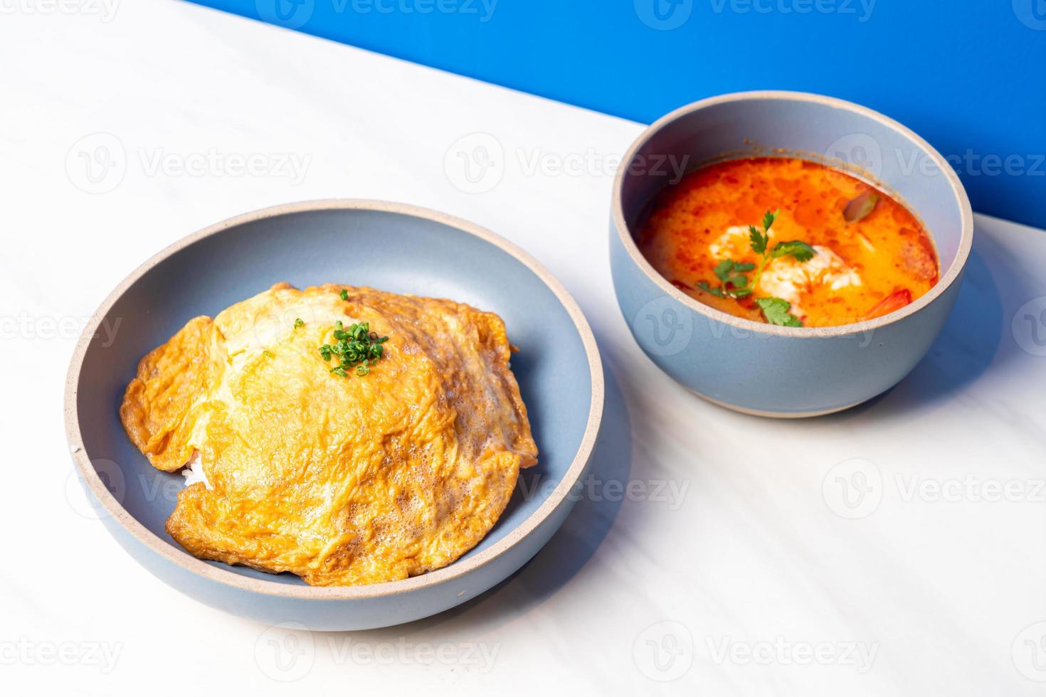 Reis und Omelette mit Tom Yum Kung foto