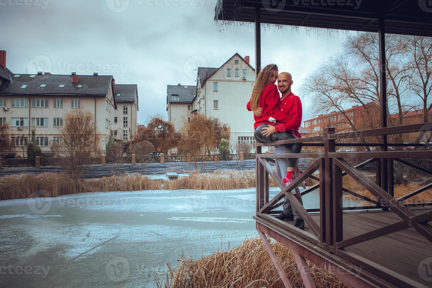 Paar Umarmungen auf einem Balkon Winterzeit. Weihnachtsstimmung foto