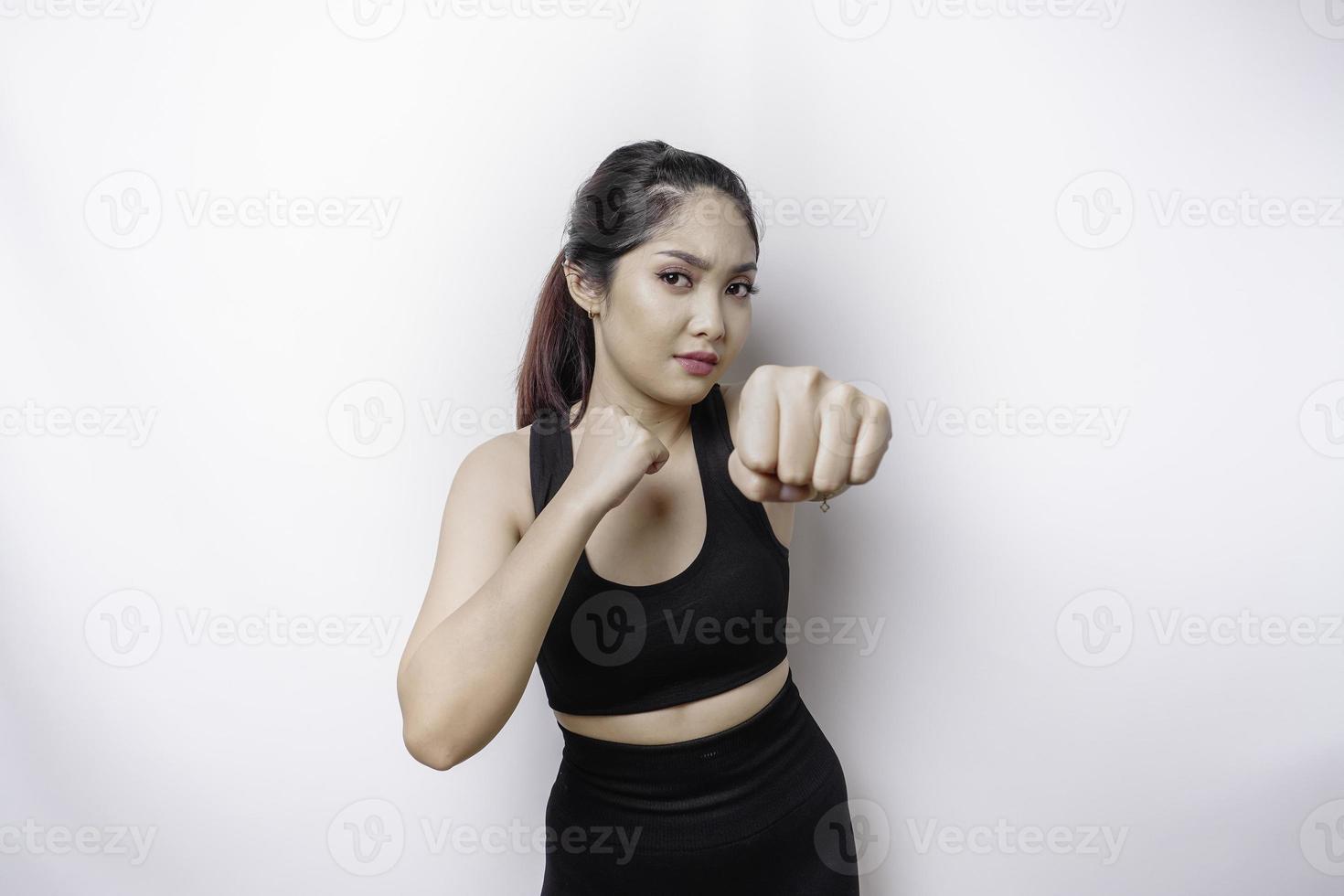 schöne sportliche asiatische Kämpferin trainiert Boxen im Studio auf weißem Hintergrund. Kampfkunstkonzept foto