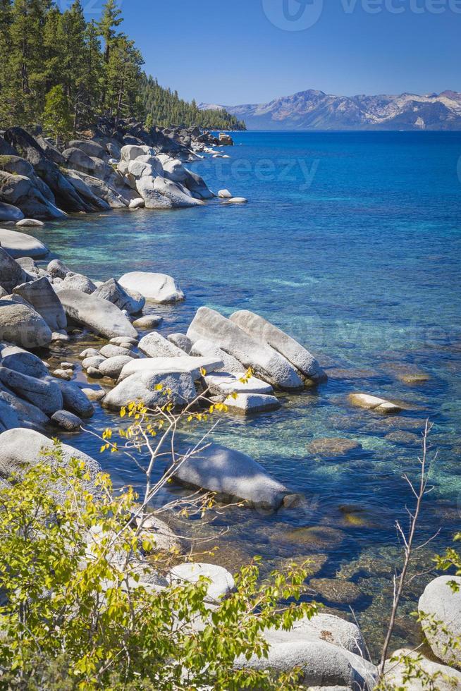 schöne Küste von Lake Tahoe foto