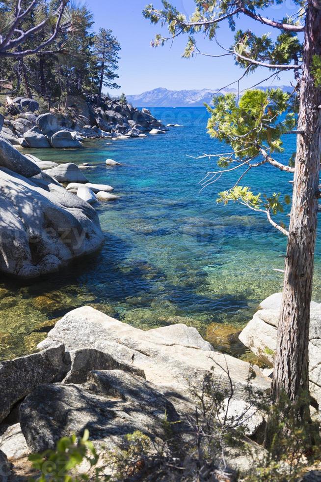 schöne Küste von Lake Tahoe foto