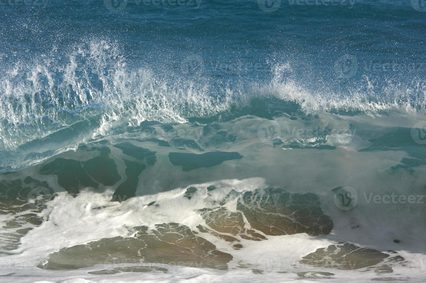 dramatische Shorebreak-Welle foto